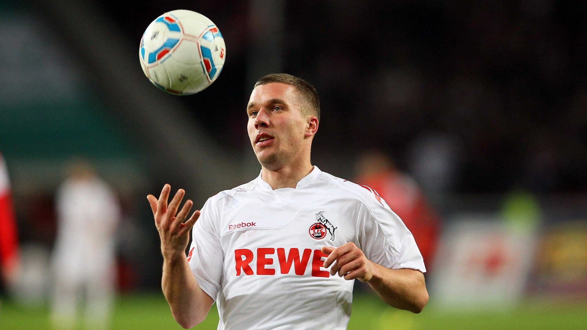 mk体育平台登录入口-球员在赛场上完成关键抢断为球队赢得机会，球员在赛场上挥洒的青春的汗水