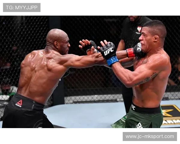 乌斯克连环刺拳切入距离后迅速退出 乌斯克连环刺拳切入距离后迅速退出